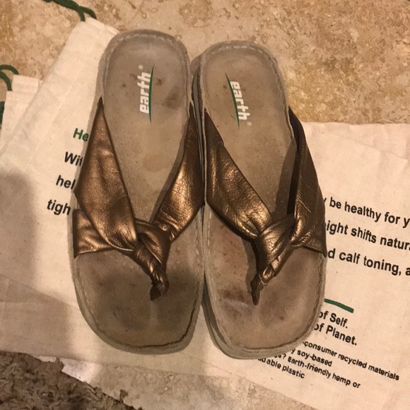Earth Shoes Bronze in Size 7B - Picture 2 of 4